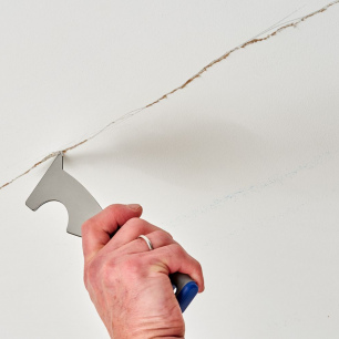 Elimination of cracks on walls and ceilings Elimination of cracks on walls and ceilings